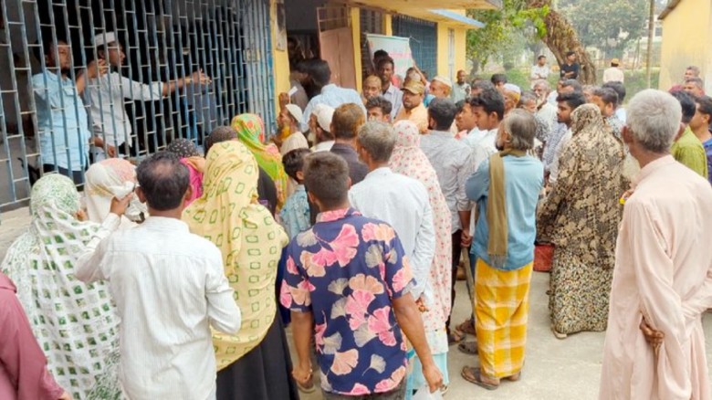 কিশোরগঞ্জে পাট বীজ না পেয়ে গবেষণা কেন্দ্র ঘেরাও, গুদামরক্ষক অবরুদ্ধ