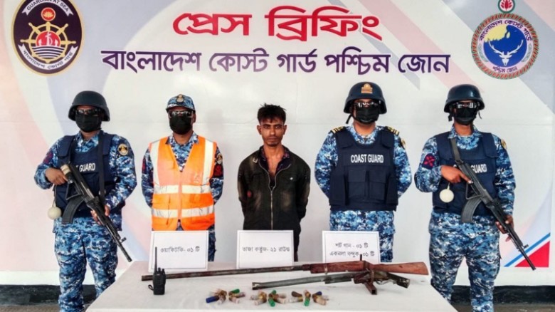 সুন্দরবনে বড় জাহাঙ্গীর বাহিনীর দস্যু আটক, মাটির নিচ থেকে অস্ত্র উদ্ধার