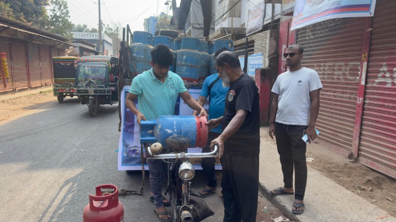 সুন্দরবনে অগ্নিঝুঁকি রোধে কড়াকড়ি: দাহ্য বস্তু বহনে নিষেধাজ্ঞা