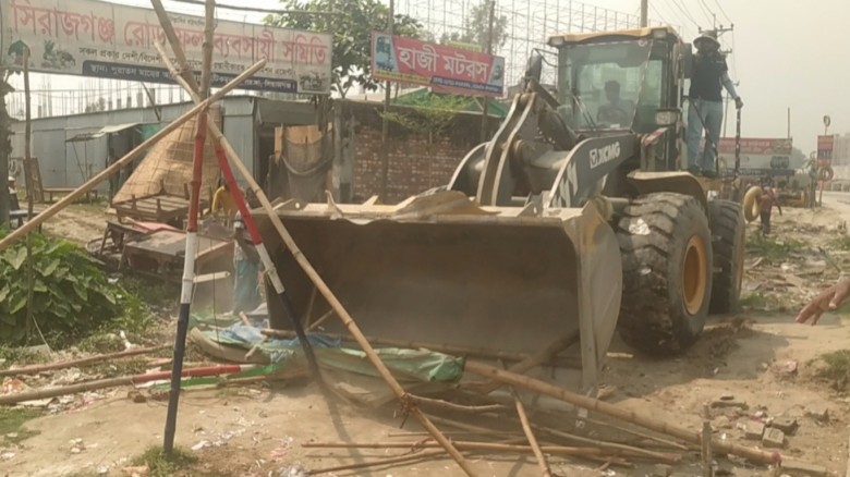 উল্লাপাড়ায় সড়কের পাশে অবৈধভাবে গড়ে ওঠা ২০০টি দোকান উচ্ছেদ