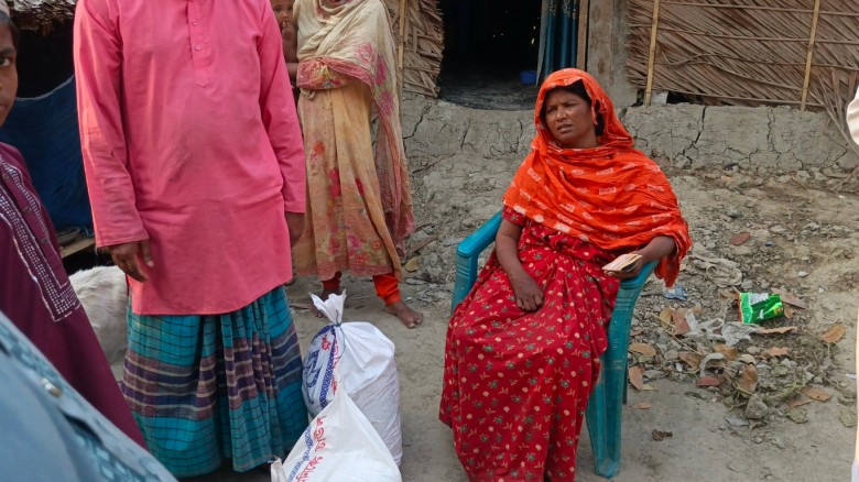 কয়রায় প্রতিবন্ধীর বসতঘর আগুনে পুড়ে ছাই, পরিবারকে সহায়তা প্রদান