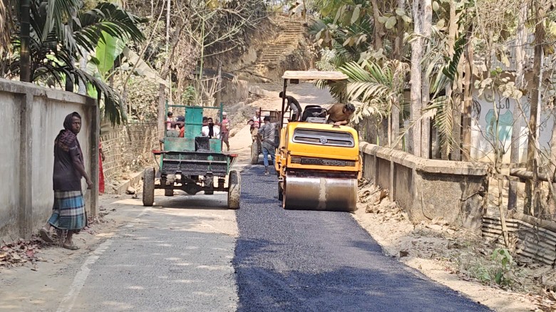 বাঘাইছড়িতে ৪ কিমি সড়ক উন্নয়নে ব্যাপক অনিয়ম, সাংবাদিকদের হুমকি