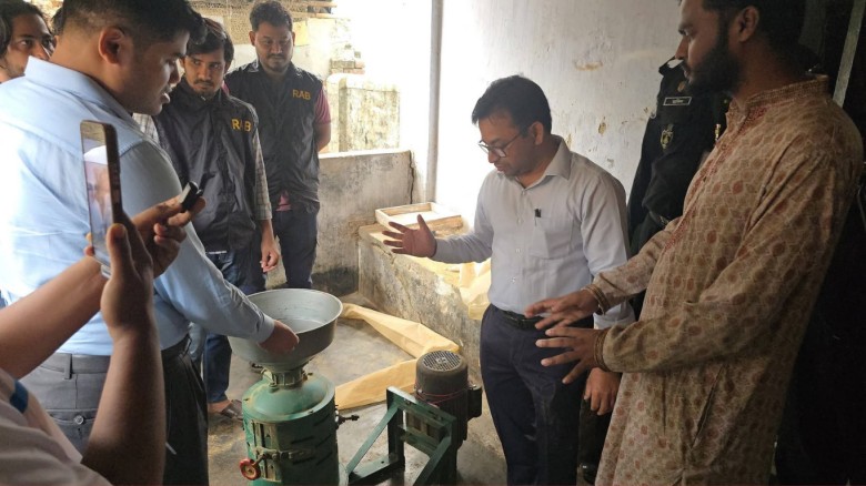 জিরায় ভেজাল: মসলার গোডাউনে অভিযান, ৩ লাখ টাকা জরিমানা