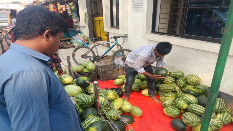 দাম নিয়ে অসন্তোষ ক্রেতাদের, রমজান মাসকে ঘিরে জমজমাট টেকনাফের তরমুজ বাজার