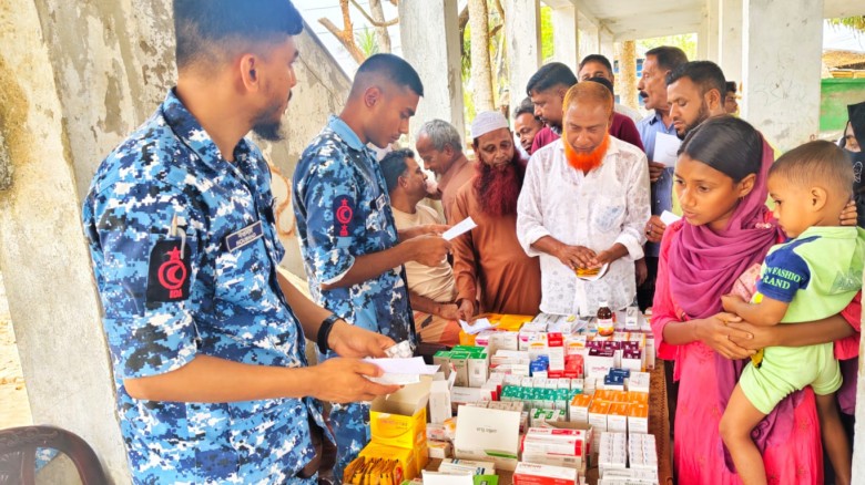 মোংলায় সুবিধাবঞ্চিত মানুষের পাশে কোস্ট গার্ড