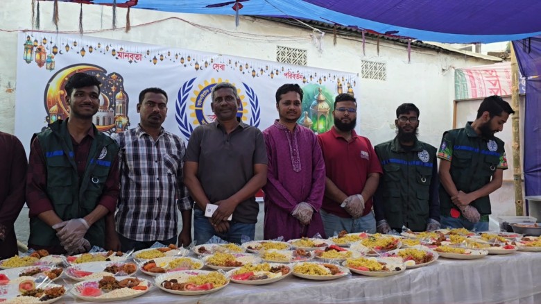 জামালপুরে পথচারী ও ছিন্নমূল মানুষের জন্য ইফতারের আয়োজন