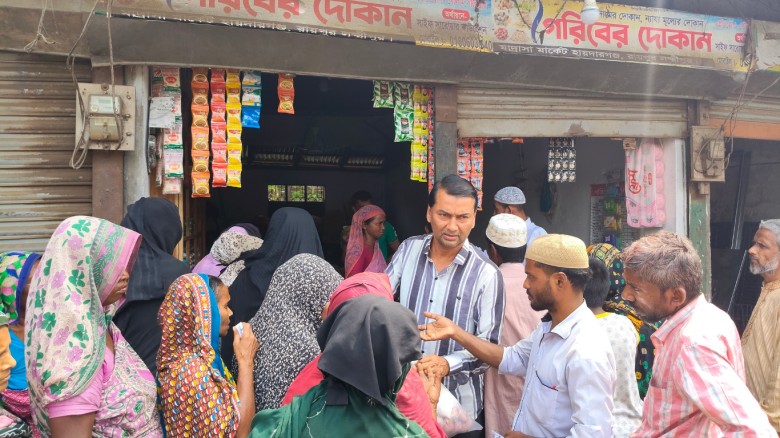 লক্ষ্মীপুরে স্বেচ্ছাসেবক দল নেতার উদ্যোগে ঈদ সামগ্রী বিতরণ