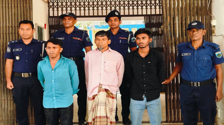 সিরাজগঞ্জে পুলিশ সুপারের ছবি ব্যবহার করে চাঁদাবাজি: ৩ প্রতারক গ্রেপ্তার