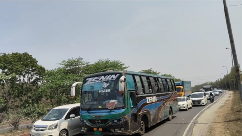 ঈদযাত্রায় স্বস্তি: ঢাকা-যমুনা সেতু পশ্চিম মহাসড়কে যানজট নেই