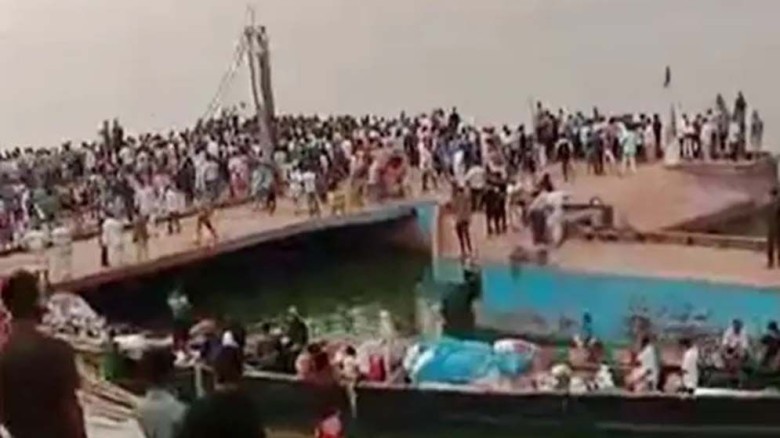 পদ্মায় পড়ে গেছে যাত্রীবাহী বাস, বহু হতাহতের শঙ্কা