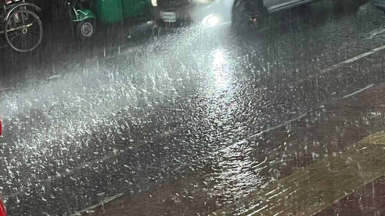 ঢাকায় ঝড়ো হাওয়ার সঙ্গে বজ্রসহ বৃষ্টি
