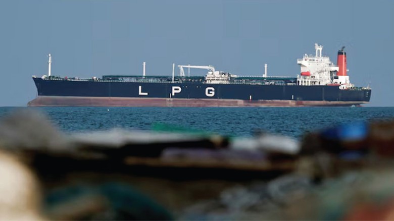 তেলের বাজার থেকে ইরানের বিপুল মুনাফা: যুদ্ধ পরিস্থিতিতেও সচল রপ্তানি