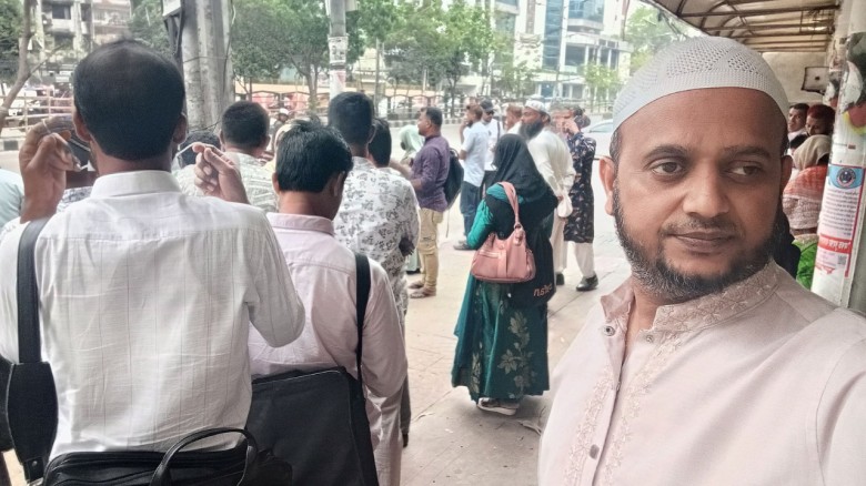 নয়াপল্টনে প্রধানমন্ত্রীর জন্য নেতাকর্মীদের অপেক্ষা