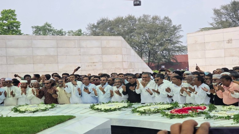 শহীদ জিয়ার মাজারে ৪২ জেলা পরিষদ প্রশাসকের শ্রদ্ধা নিবেদন