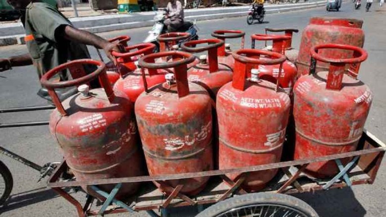 কবরস্থান থেকে ৪১৪টি গ্যাস সিলিন্ডার উদ্ধার