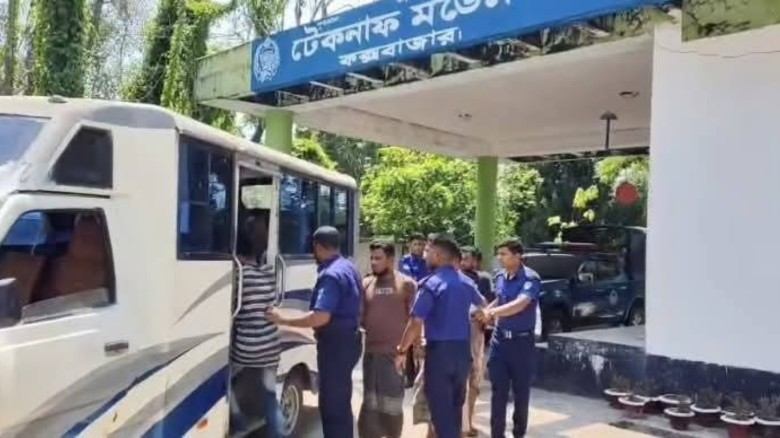 টেকনাফে পুলিশের অভিযানে ৮ আসামি গ্রেফতার