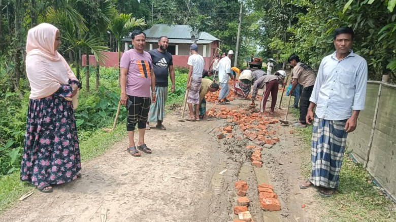 কমলগঞ্জে প্রবাসীর অর্থায়নে ও এলাকাবাসীর স্বেচ্ছাশ্রমে সড়ক সংস্কার