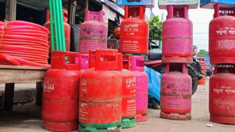 আটোয়ারীতে এলপিজির মূল্যে নৈরাজ্য, মিলছে না সরকারি দামের সুফল
