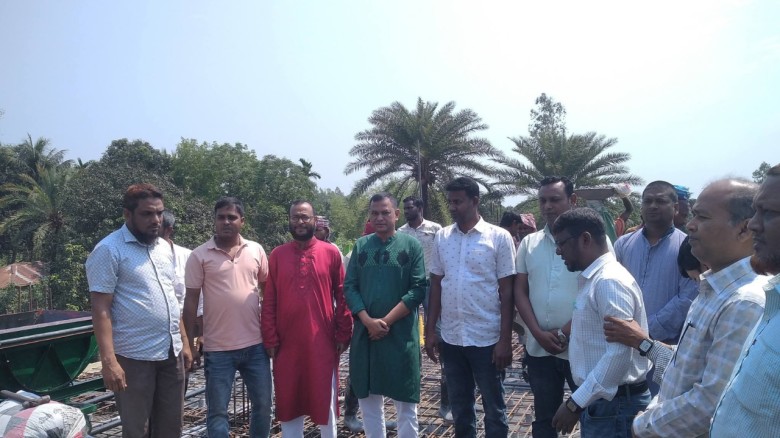 উৎসবমুখর পরিবেশে ঘোড়াঘাট মহিলা ডিগ্রি কলেজের ছাদ ঢালাই সম্পন্ন