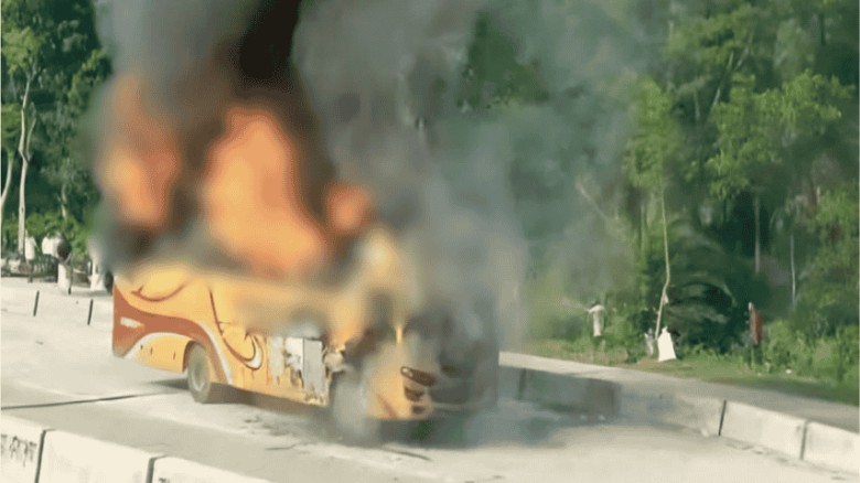 বগুড়ায় চলন্ত বাসে আগুন