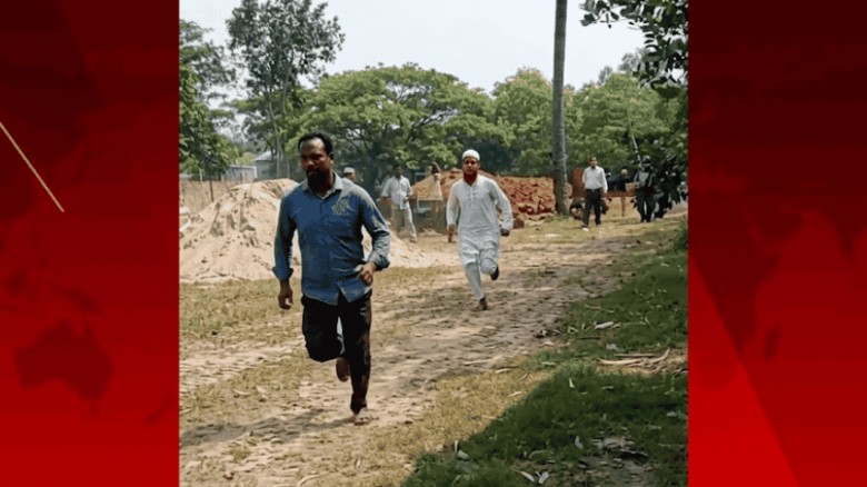 সরকারি কর্মকর্তাকে বাঁশ নিয়ে তাড়া করলেন ঠিকাদার