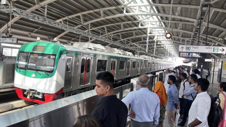 মেট্রোরেলের বৈদ্যুতিক লাইনে গ্যাস বেলুন: বন্ধের পর চালু