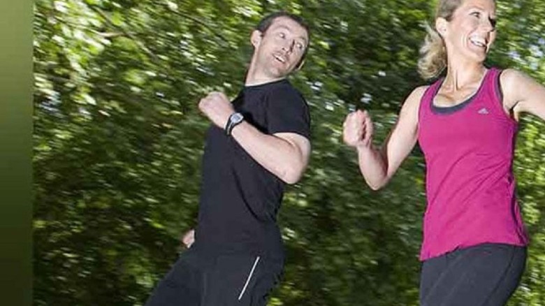 সকালে মাত্র ৩০ সেকেন্ড উল্টো হাঁটার উপকারিতা এতো!