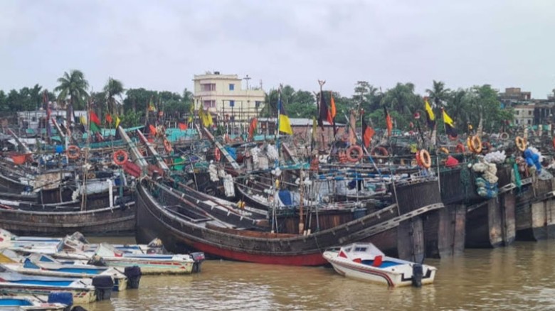 ভরা মৌসুমে নিষেধাজ্ঞা: জেলে পল্লীতে হাহাকার