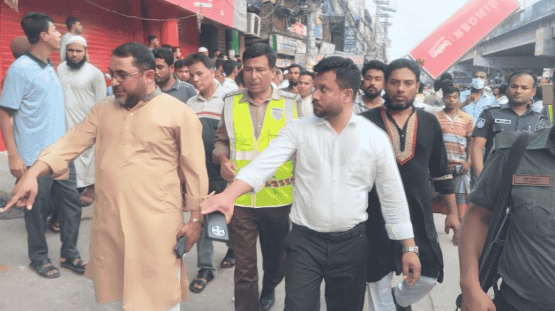 মাওনায় ফুটপাত দখলমুক্ত করতে অভিযান