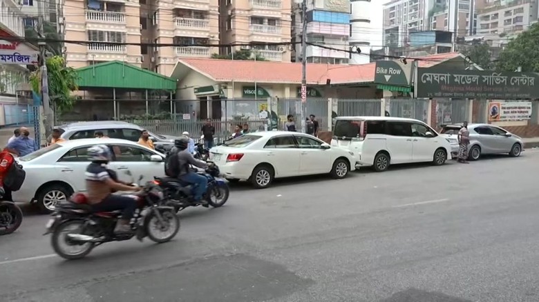 পাম্পে কমছেই না যানবাহনের দীর্ঘ সারি, ভোগান্তি চরমে