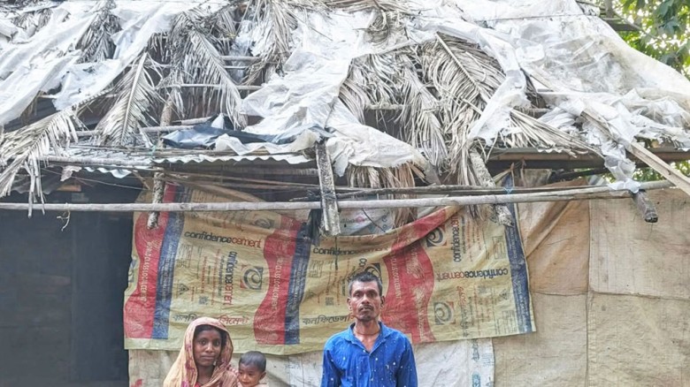 পলিথিনের ছাউনি ঘরে নির্মলের মানবেতর জীবন, বৃষ্টি তাদের জন্য অভিশাপ