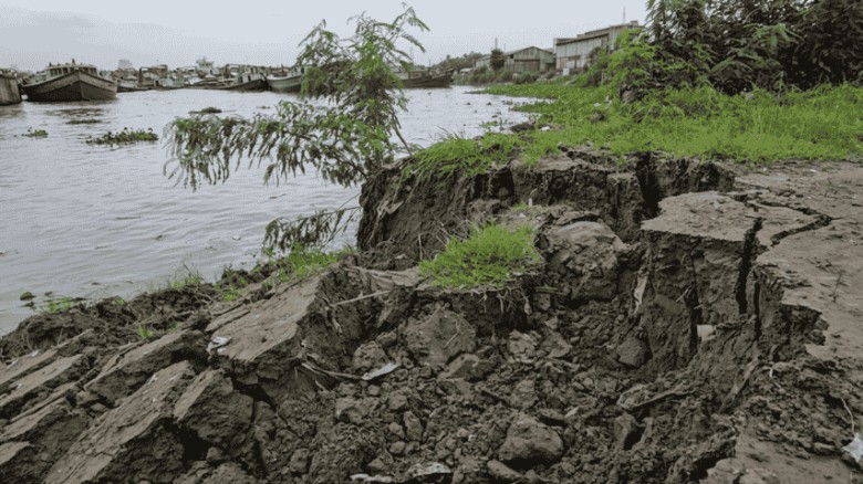 বালু দস্যুদের তাণ্ডবে নদীগর্ভে সড়ক