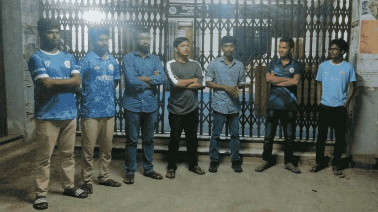 বশেমুরবিপ্রবিতে মাঝরাতে শিক্ষার্থীদের মানববন্ধন