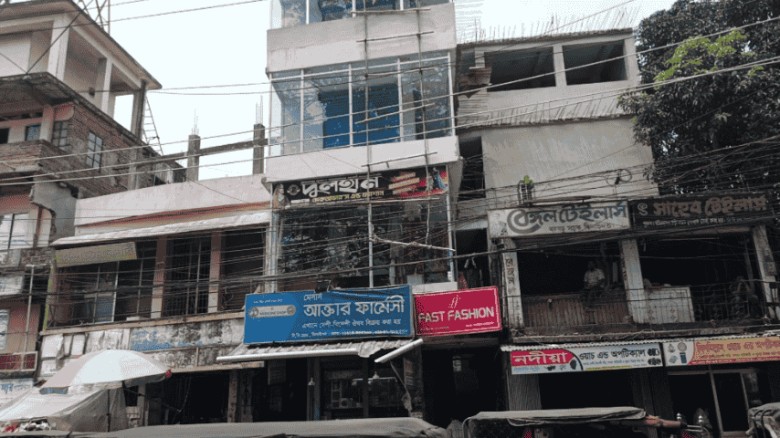 ভিডিওতে ব্যস্ত জনতা: শ্রমিকের করুণ মৃত্যু