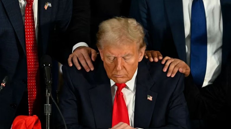 পোপের সঙ্গে বিরোধ: এবার ‘বাইবেল পাঠ’ করবেন ট্রাম্প