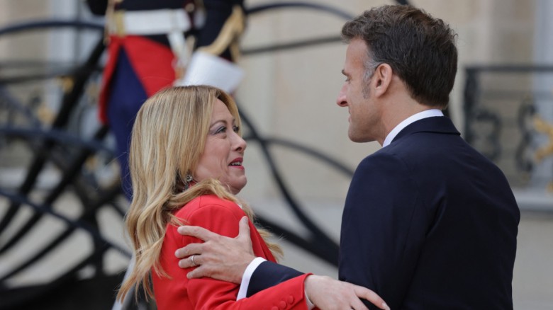 ম্যাক্রোঁ-মেলোনির আলিঙ্গন নিয়ে বিশ্বজুড়ে আলোচনা