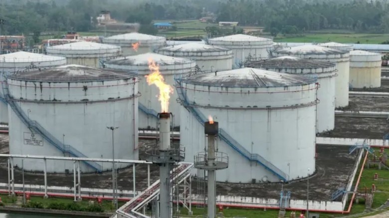 পেট্রোল-অকটেন উপচে পড়লেও গ্রহণ করছে না সরকার