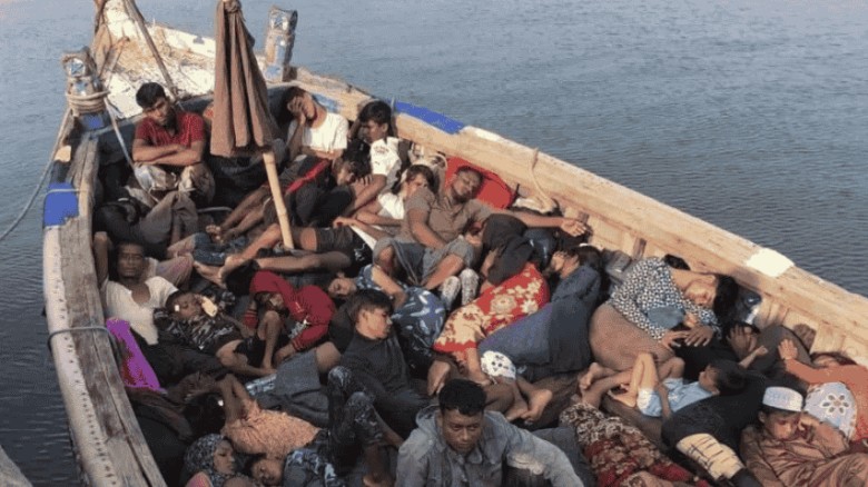 সাগরে ট্রলারডুবি: অবিশ্বাস্যভাবে  বেঁচে ফিরলেন ৯ জন