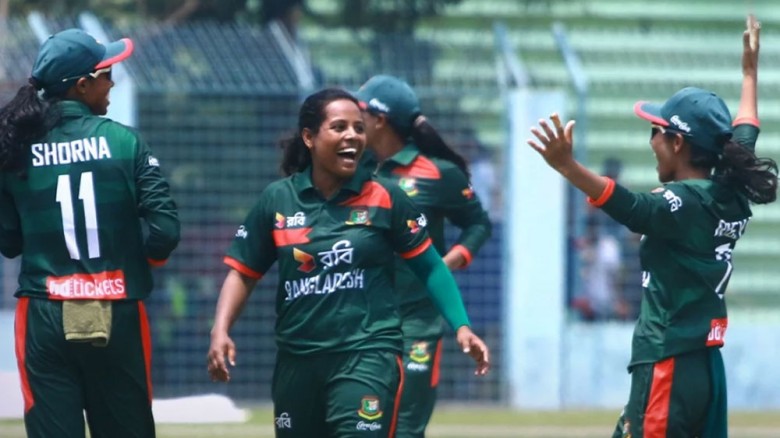 লঙ্কানদের ব্যাটিং বিপর্যয়: ২০৫ রানে আটকে দিল বাংলাদেশের মেয়েরা