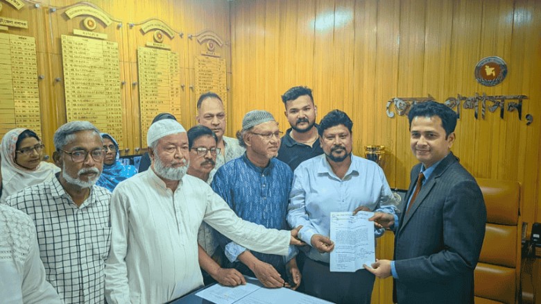 স্বাভাবিক সময়সূচিতে মার্কেট খোলা রাখার দাবিতে স্মারকলিপি