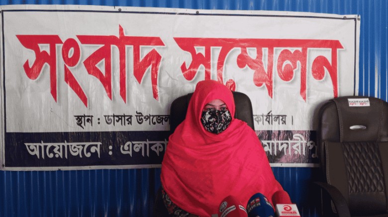 বিয়ের প্রলোভনে ধর্ষণ: স্ত্রীর স্বীকৃতির দাবিতে সংবাদ সম্মেলন