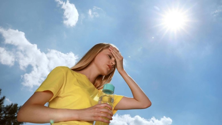 তীব্র গরমে হিট স্ট্রোকের ঝুঁকি: লক্ষণ ও বাঁচার উপায়