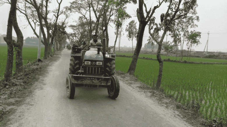 কিশোরগঞ্জে অবৈধ ট্রাক্টরের দৌরাত্ম্য, বাড়ছে দুর্ঘটনা