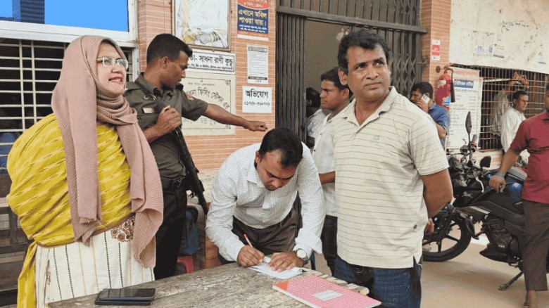 ঘোড়াঘাটে কার্ড ছাড়া তেল বিক্রি করায় জরিমানা