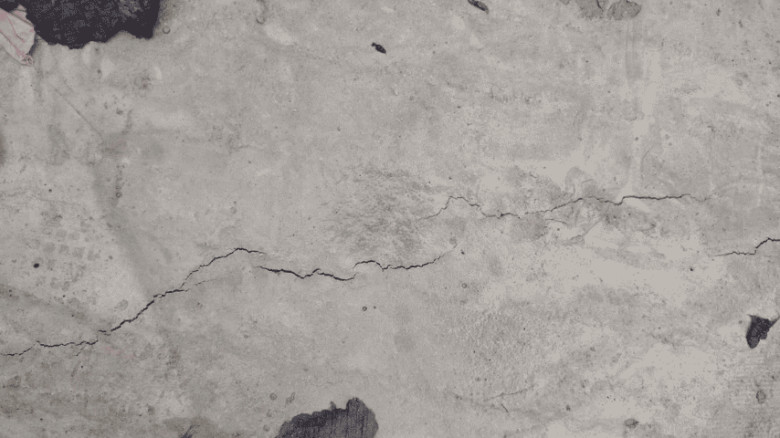 শ্রীপুরে নির্মাণের ৪ দিনেই সড়কে ফাটল