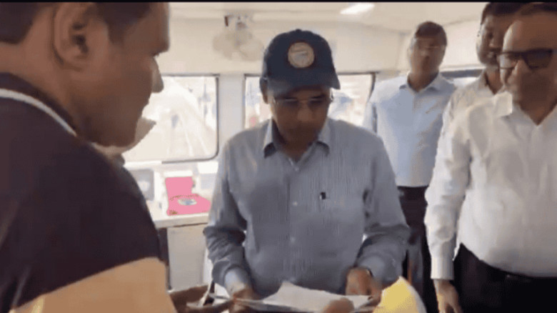 পাঁচবিবিতে ট্রেনের যাত্রাবিরতির দাবিতে স্মারকলিপি প্রদান