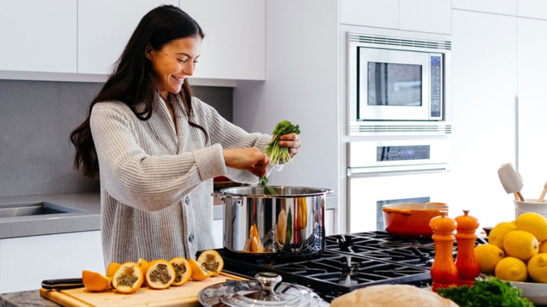 রান্না করলে কমতে পারে স্মৃতিভ্রমের ঝুঁকি, বলছে গবেষণা