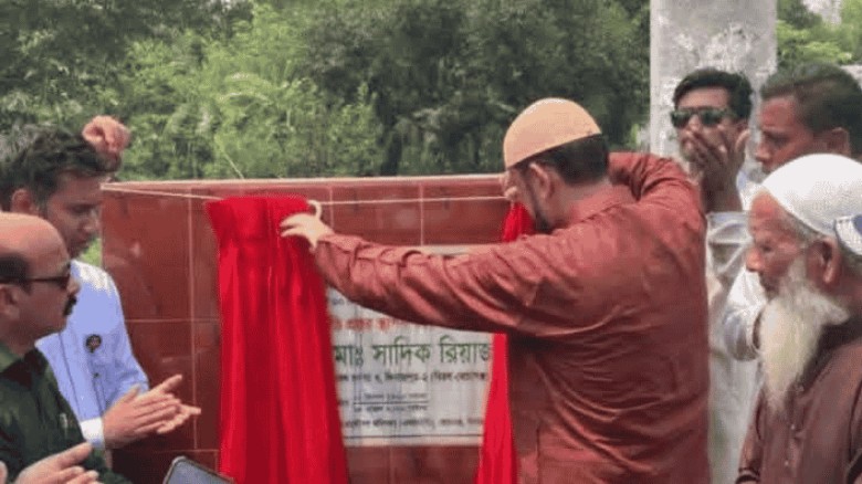 বোচাগঞ্জে সড়ক উন্নয়ন কাজের উদ্বোধন