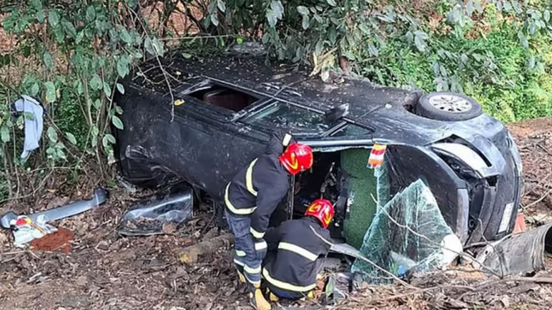 লোহাগাড়ায় মাইক্রোবাস খাদে পড়ে ৩ জন নিহত