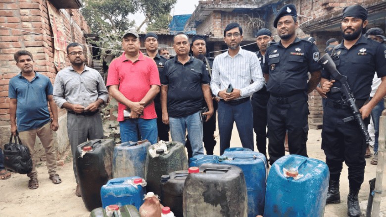 গোদাগাড়ীতে অবৈধ জ্বালানি তেল জব্দ